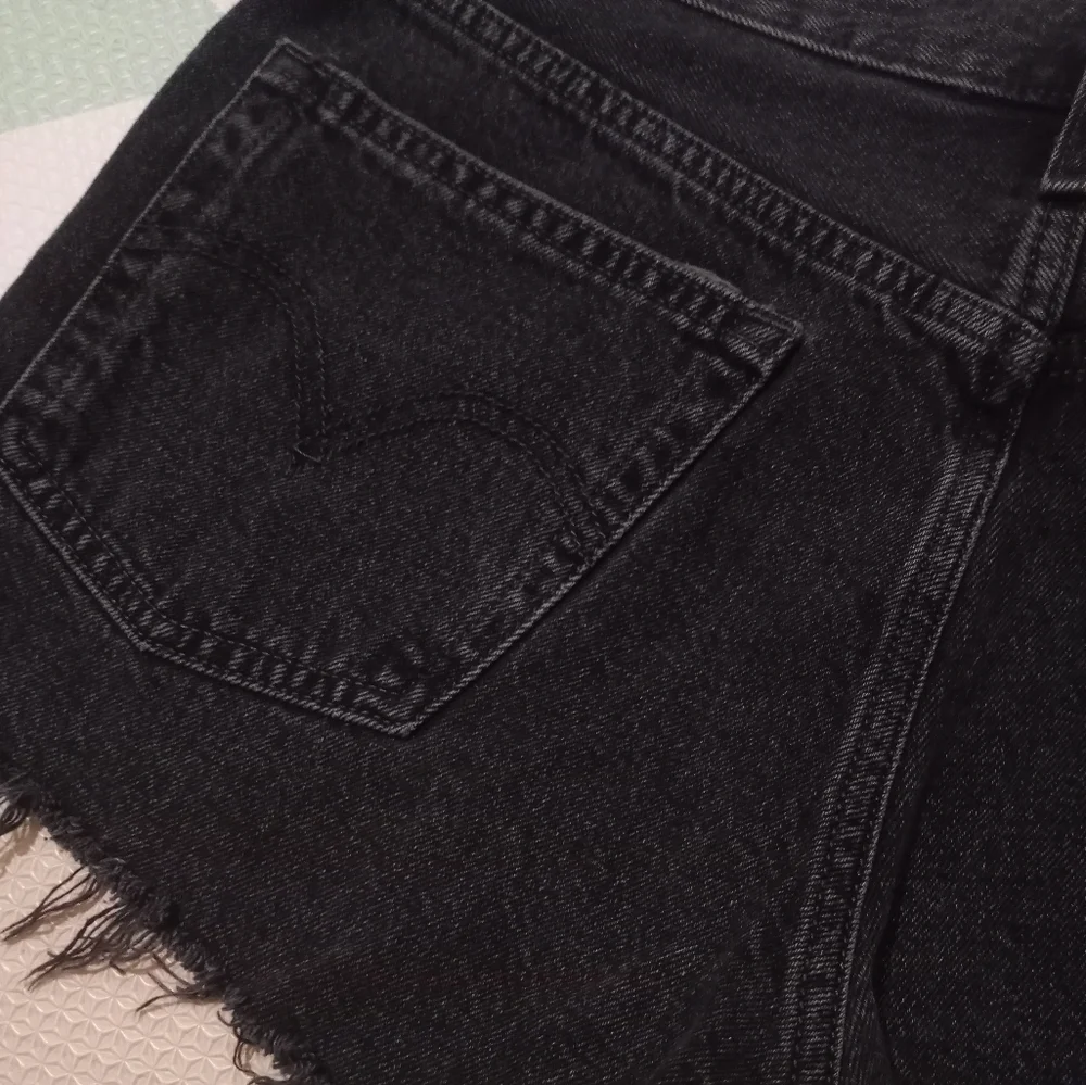 LEVI JEAN SHORT SIZE Unknown - Picture 8 of 16